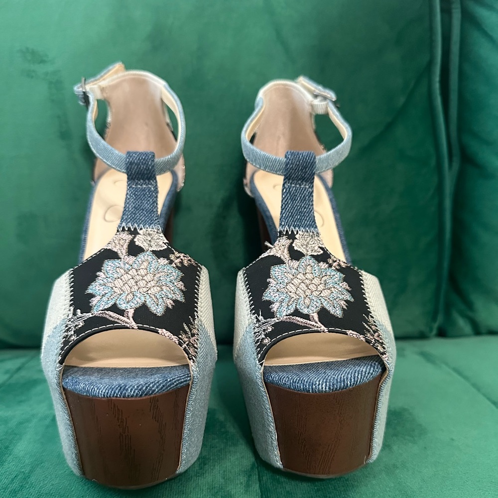 Jessica Simpson platform